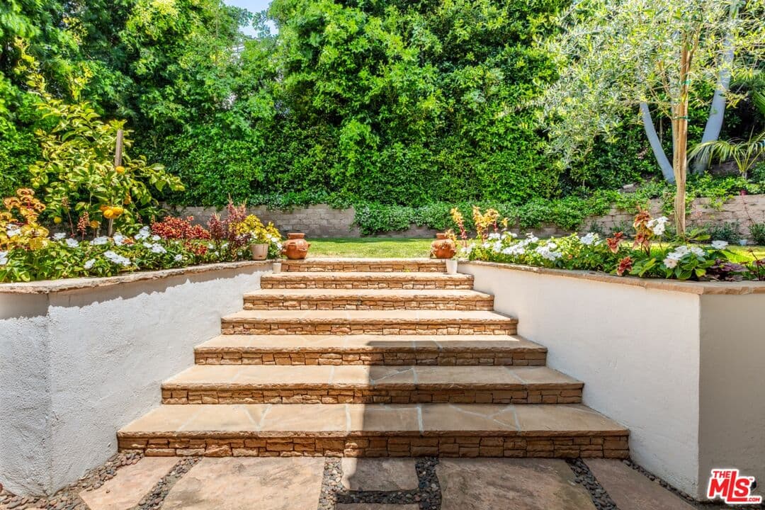 1622 Sunset Plaza Dr. Los Angeles CA 90069 - Image 15