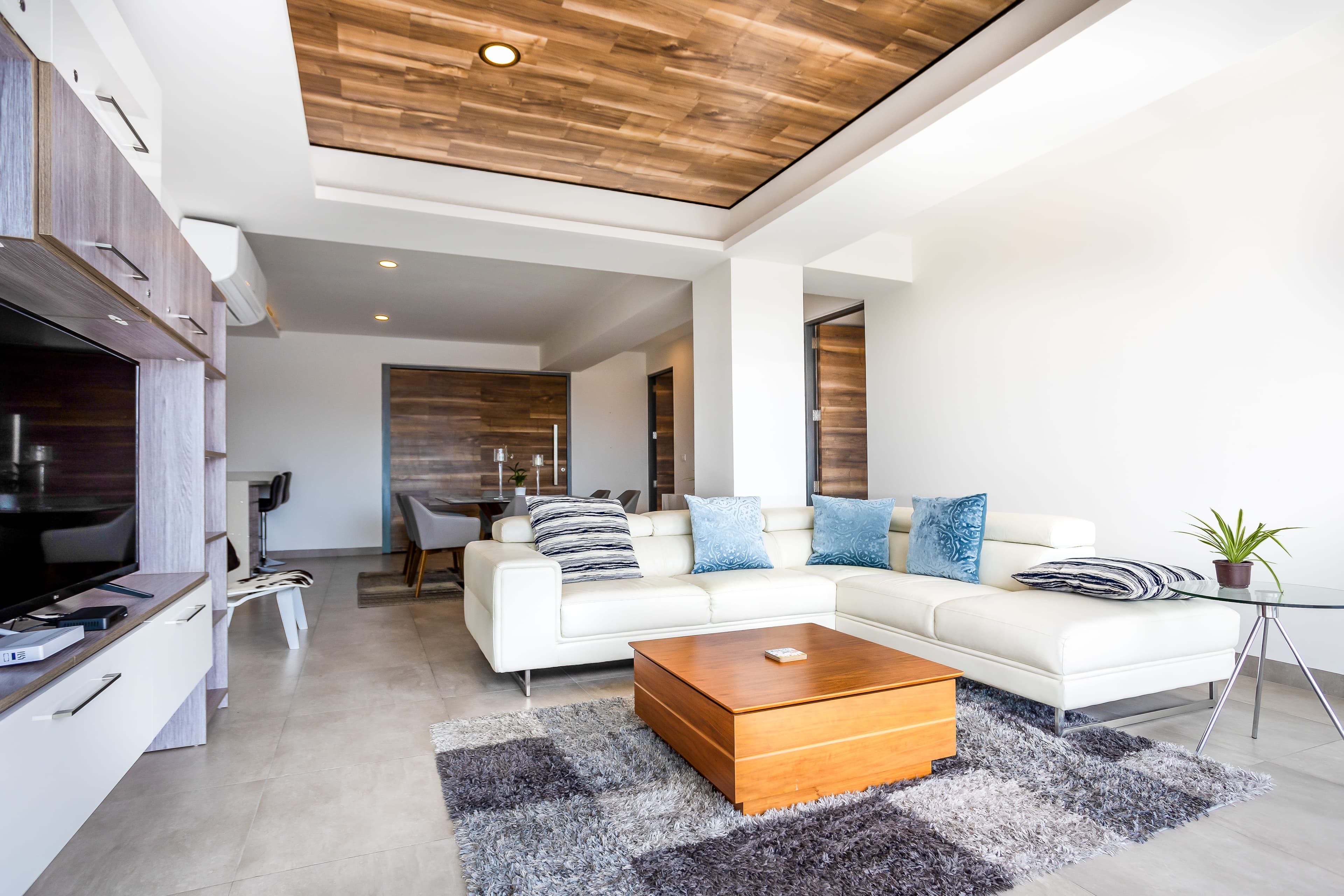 Icono | 3 Bedroom Luxe Condo - Image 3