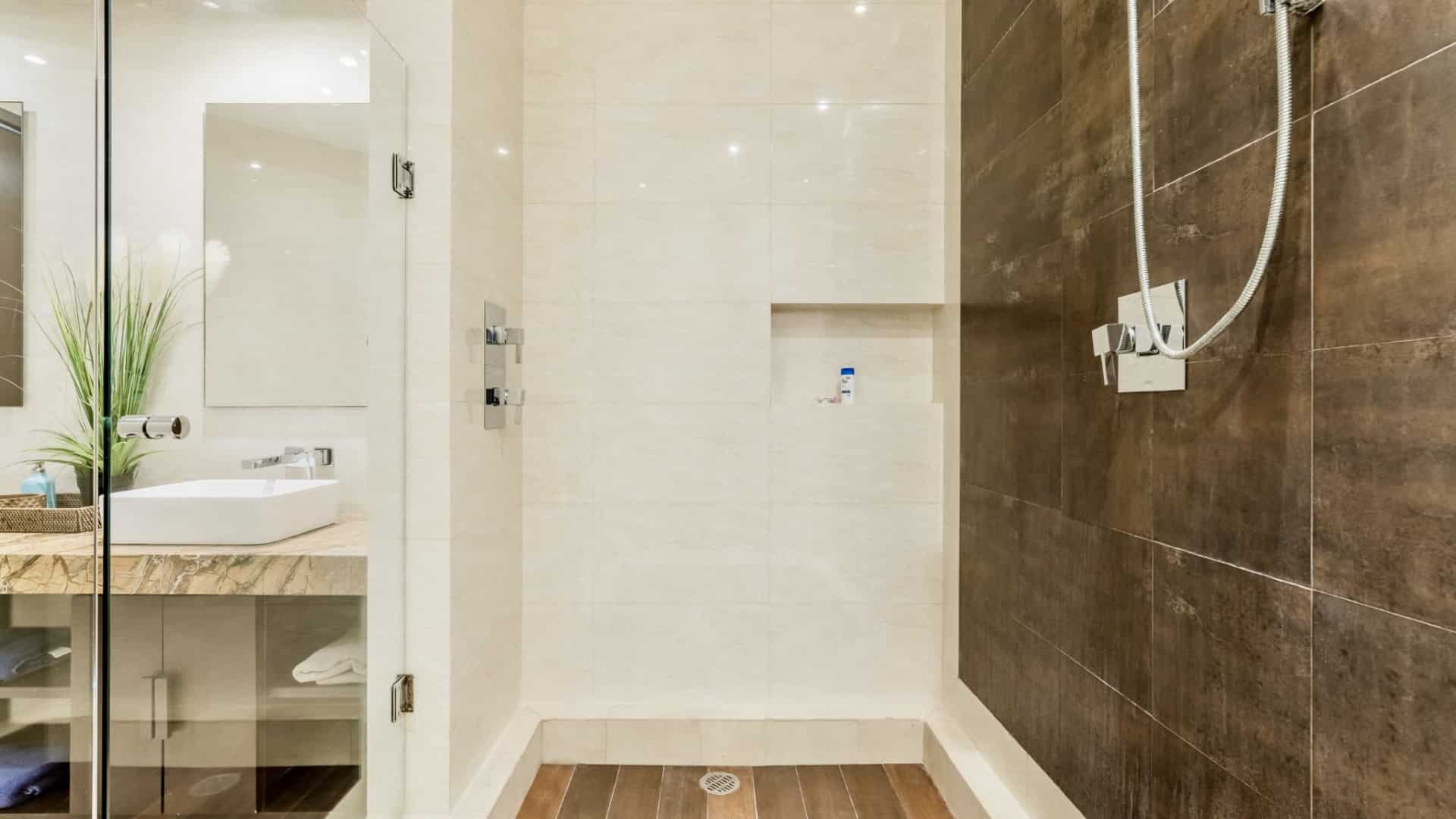 Oasis 3 Bedroom Penthouse - Image 12