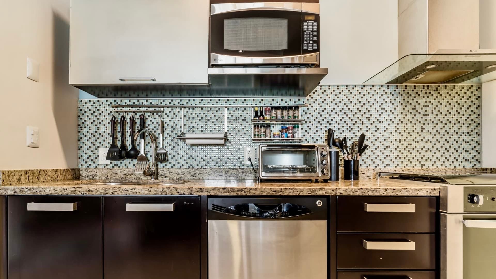 Oasis 3 Bedroom Penthouse - Image 17