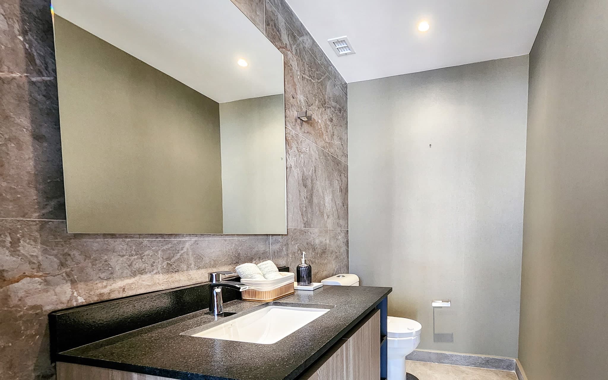 Sky View 3 Bedroom Condo - Image 21