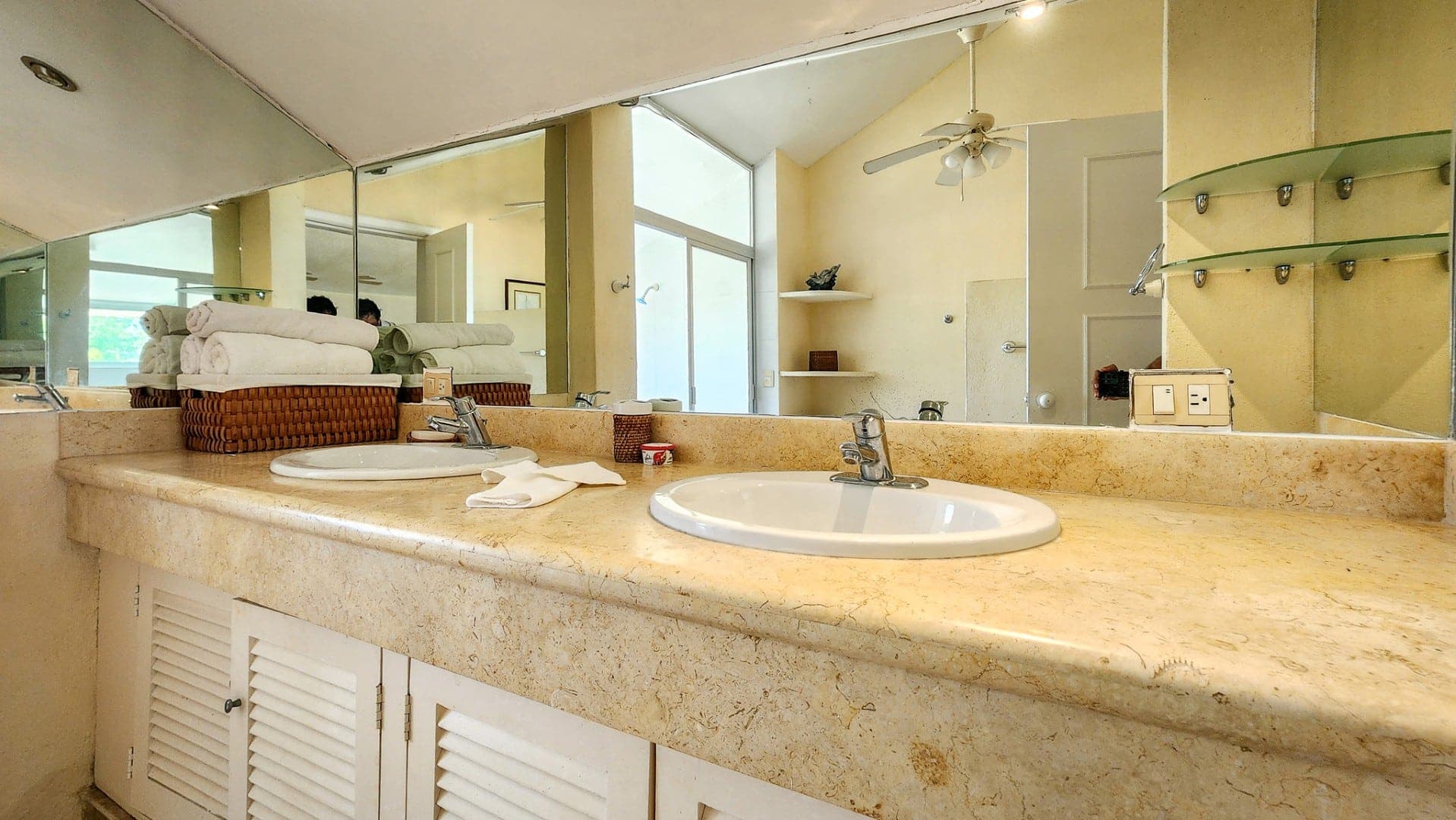 Lomas Del Marques House - Image 17