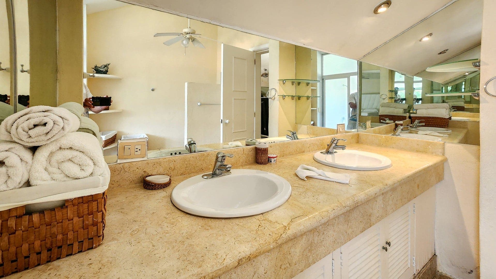 Lomas Del Marques House - Image 18