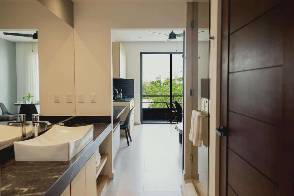 Coco Beach 25 Room Hotel - Image 6